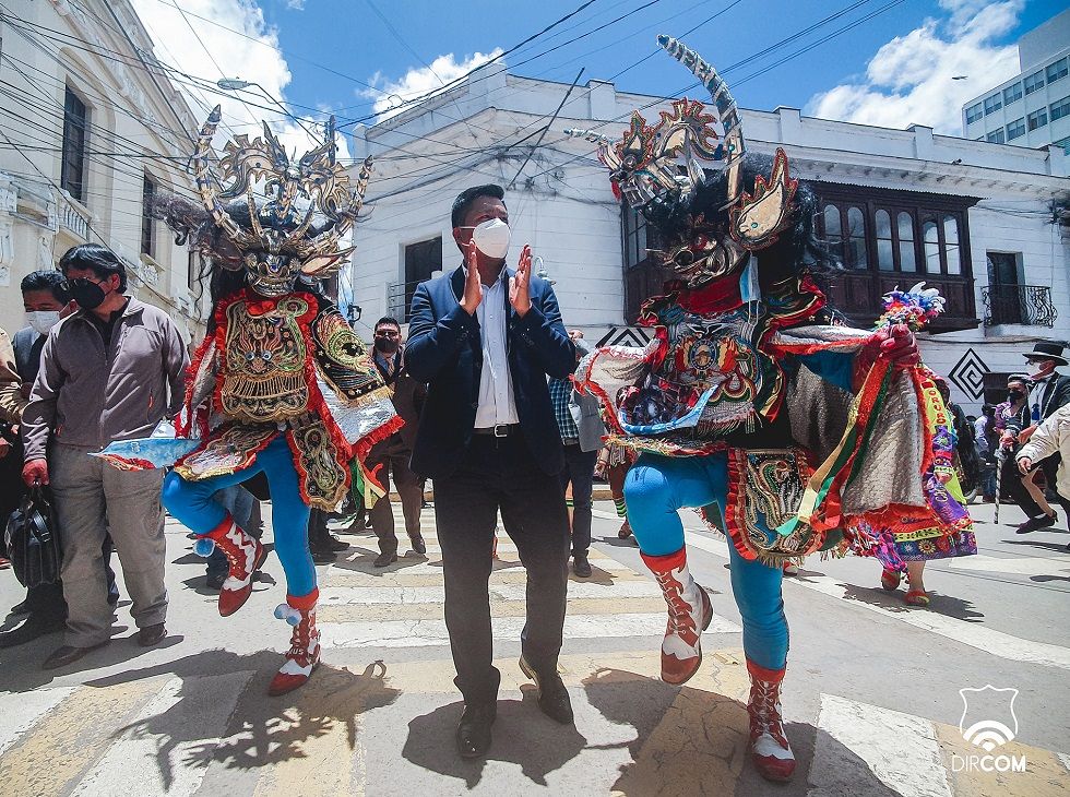 Diablos bailando con el alcalde de Oruro, Adhemar Wilcarani (c), tras una conferencia de prensa.