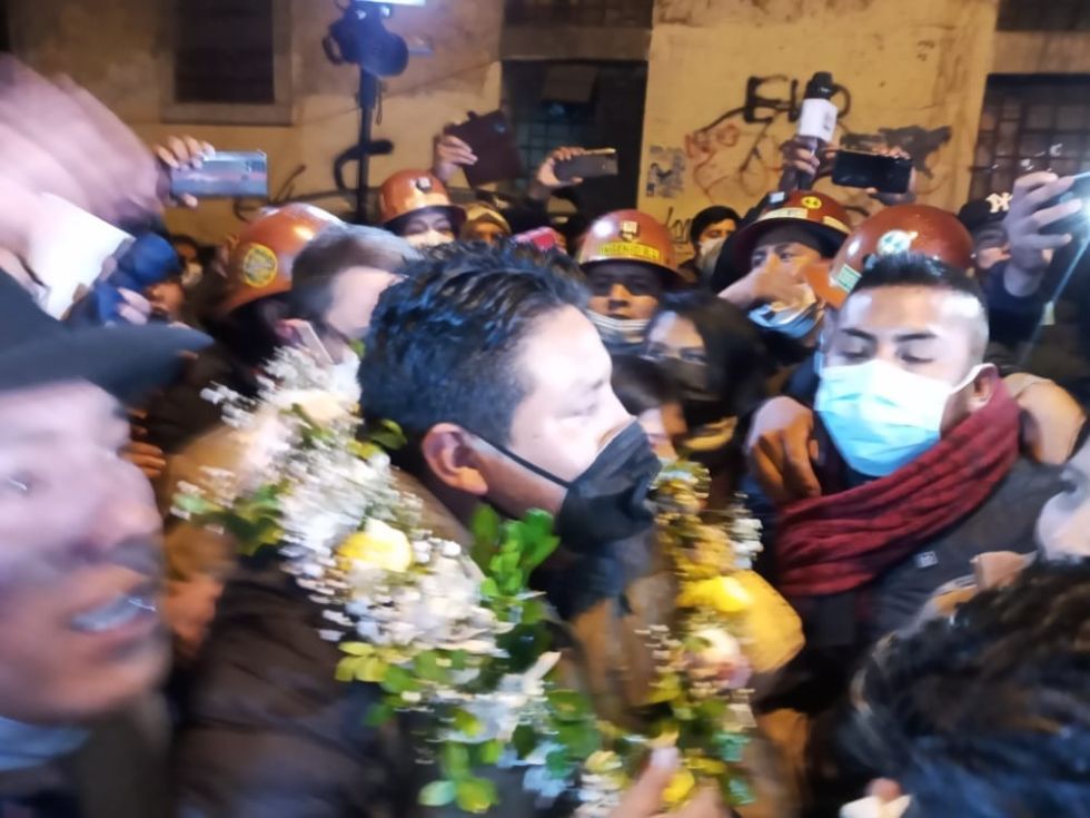 El gobernador Santos Quispe abandona las celas policiales la noche de este jueves.