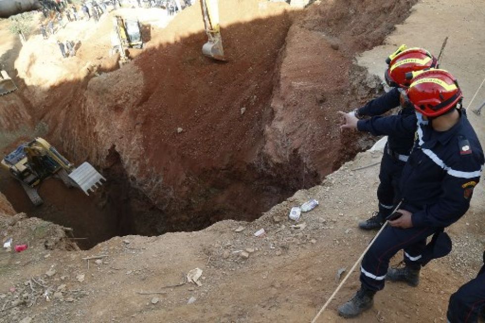 La defensa civil marroquí trabaja para rescatar al niño Rayan, de cinco años, que está atrapado en un pozo profundo durante más de 40 horas.