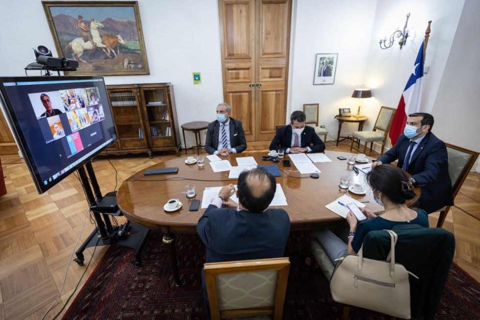 Reunión virtual entre las delegaciones de Chile y Bolivia, que se ve en la pantalla.