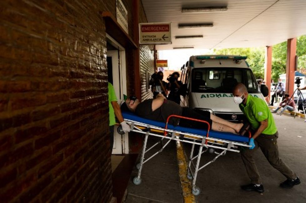 Un hombre ingresa en el Hospital Bocalandro luego de ser envenenado con cocaína, en Loma Hermosa, provincia de Buenos Aires, el jueves.