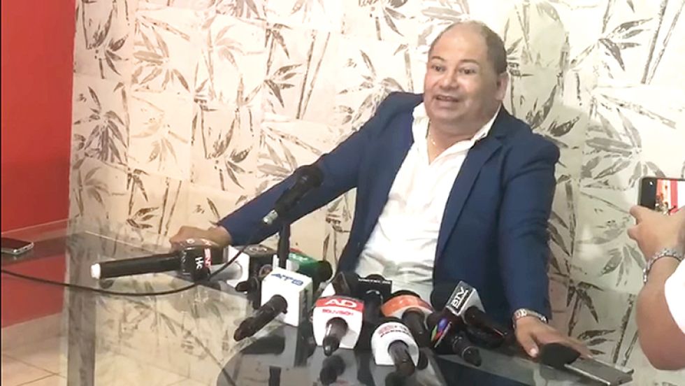 EXMINISTRO. Carlos Romero, en unas declaraciones, ayer, ante los periodistas de La Paz.