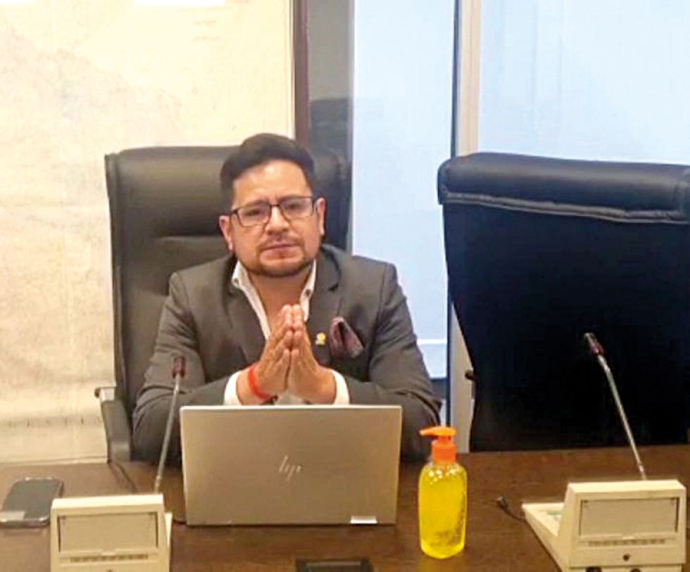 INFORME. El diputado Pedrazas, en la comisión en la que debía comparecer Orellana.