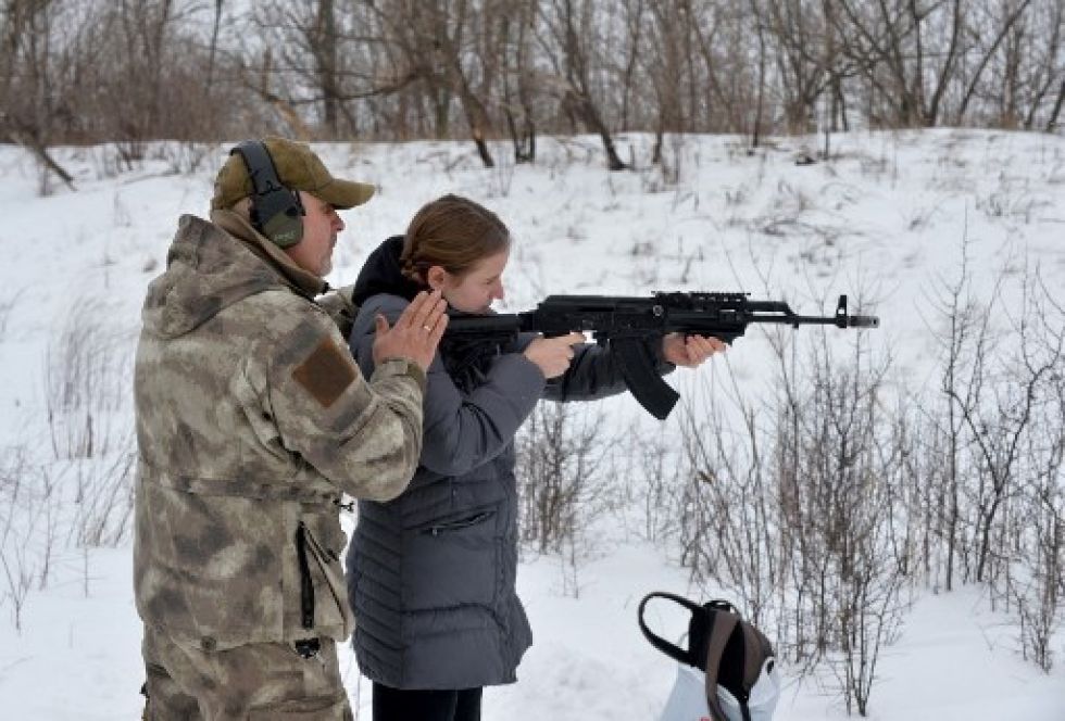 Rusia ya invadió una parte de Ucrania en 2014, cuando anexionó la península de Crimea. En la foto, soldados ucranianos instruyen el uso de armas a civiles.