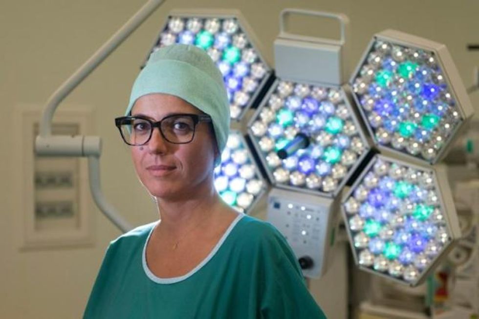 La cirujana suiza Jocelyne Bloch, miembro del equipo científico que presentó los implantes de electrodos en la médula espinal.