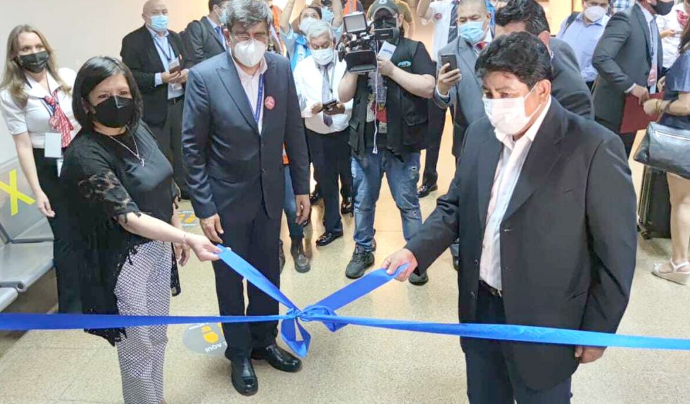 La Embajadora de Perú en Bolivia (i) y el Ministro de Obras Públicas en el momento de la inauguración de los vuelos a Lima.