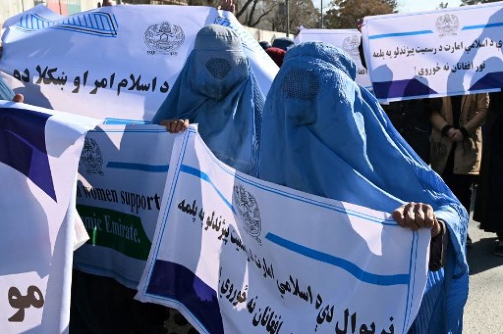 Otro grupo de mujeres, más modesto, busca formas de protesta que eviten la confrontación directa con los islamistas.