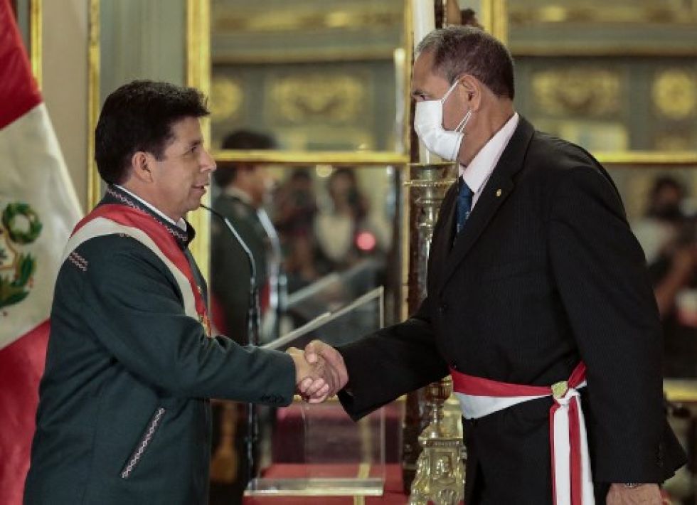 El presidente de Perú, Pedro Castillo (i), estrechándole la mano a su nuevo ministro de Salud, Hernán Condori.