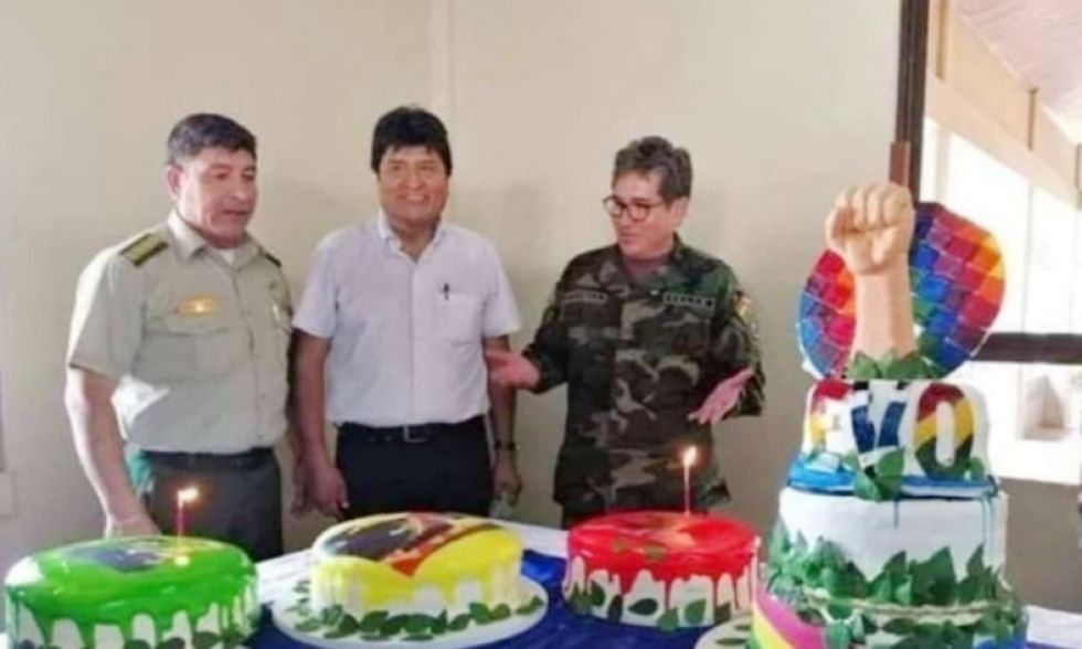 CRÍTICAS. El regalo de una torta en el cumpleaños de Evo Morales, cuando era presidente.
