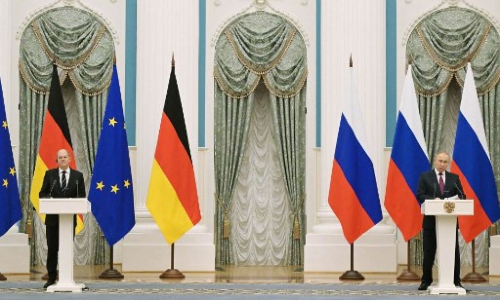 El canciller alemán, Olaf Scholz, y el presidente ruso, Vladimir Putin, durante una conferencia de prensa posterior a su reunión.
