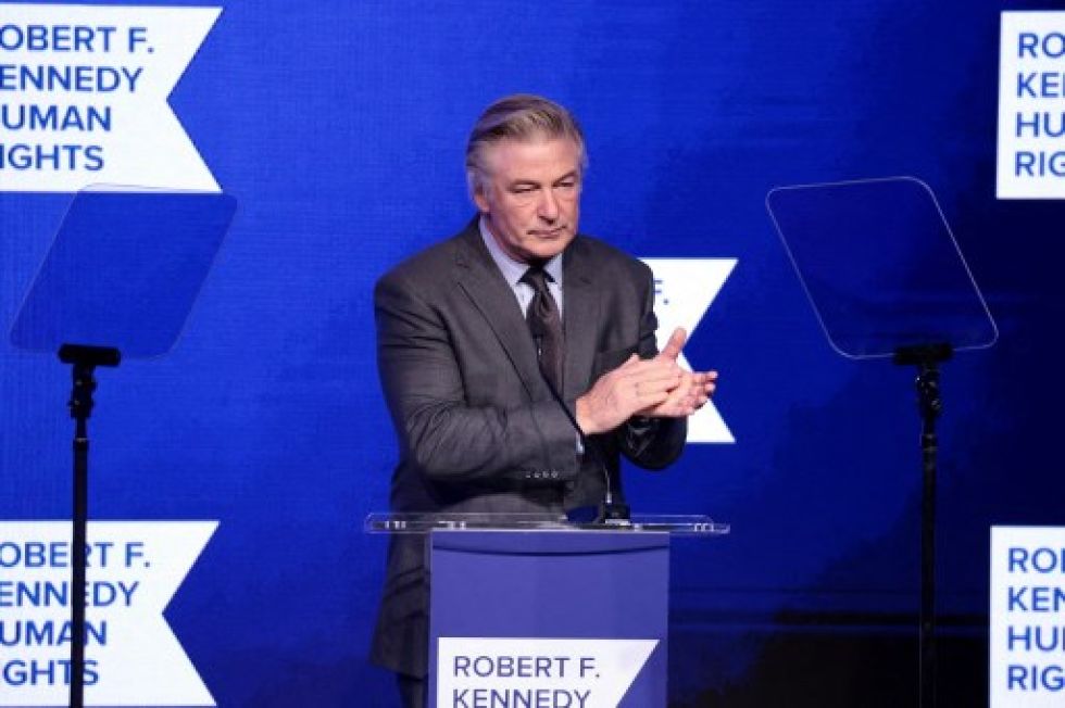 Alec Baldwin dijo que cuando le entregaron el arma para el ensayo le dijeron que no tenía municiones.