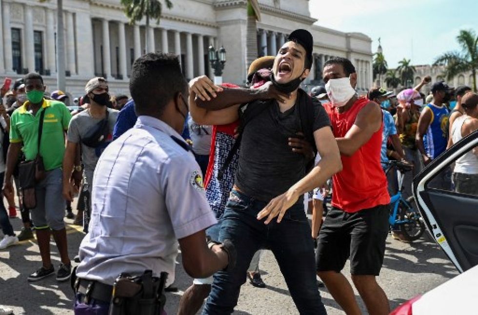 Un hombre es arrestado durante una manifestación contra el gobierno del presidente cubano Miguel Díaz-Canel en La Habana, el 11 de julio de 2021.