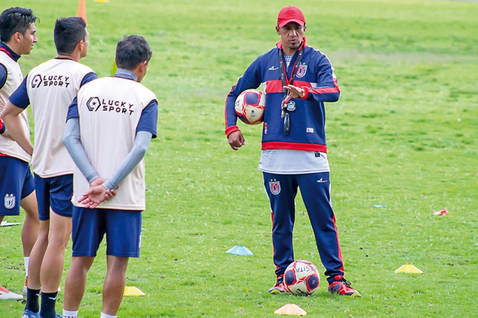 El director técnico de la “U”, Jhonny Serrudo (d), durante la práctica que el equipo sostuvo ayer en la cancha de El Bosquecillo.