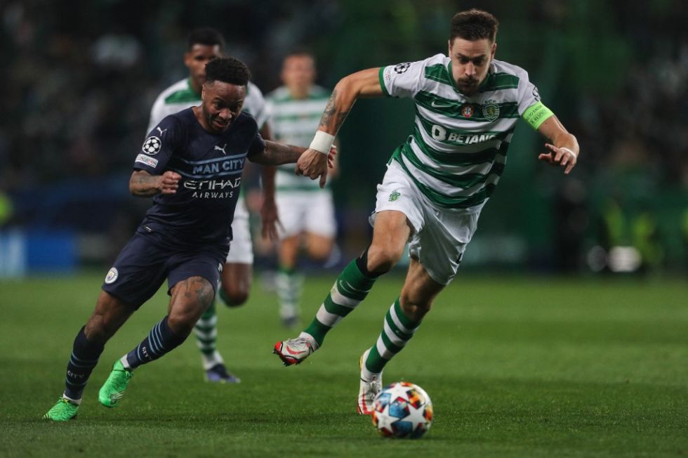 Raheem Sterling del City domina el balón ante la presión de Sebastián Coates del Sporting.