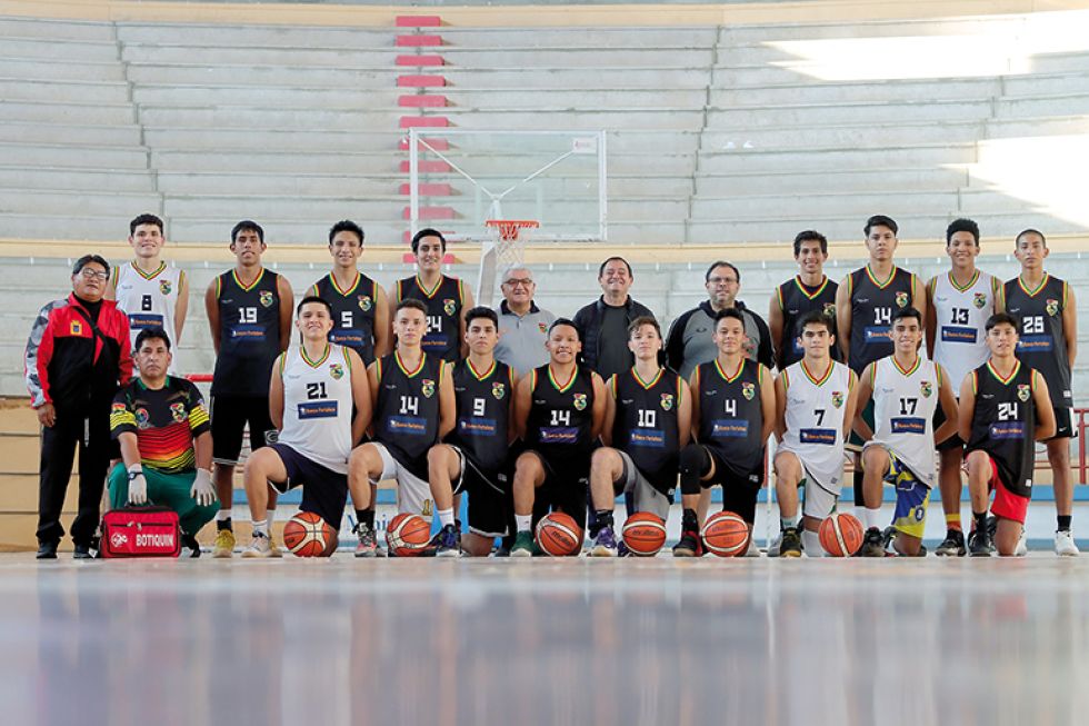 La preselección que llegó a trabaja a Sucre; abajo, un entrenamiento en el Polideportivo de Garcilazo.