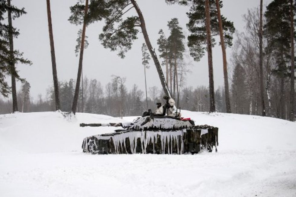 Un tanque británico es visto durante unos ejercicios militares de la OTAN en Letonia, país báltico próximo a Ucrania.