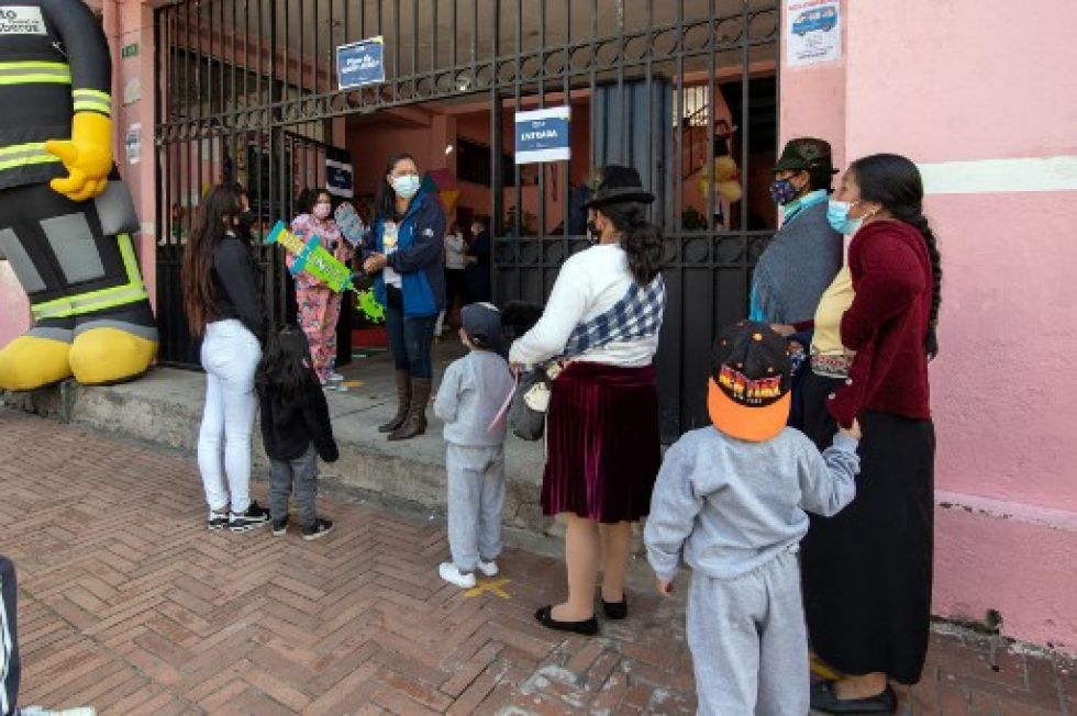 Personas hacen fila ante un centro de vacunación contra el coronavirus en Quito (Ecuador).