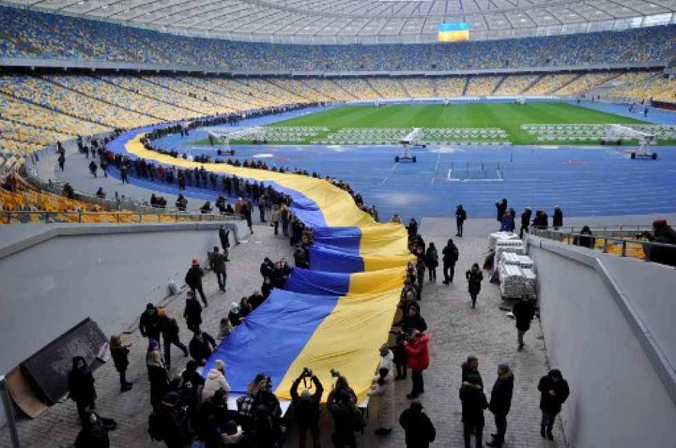 Una gigantesca bandera ucraniana se observa en el estadio de Kiev, con motivo de la celebración del Día de la Unidad, en medio de fuertes tensiones con Rusia.