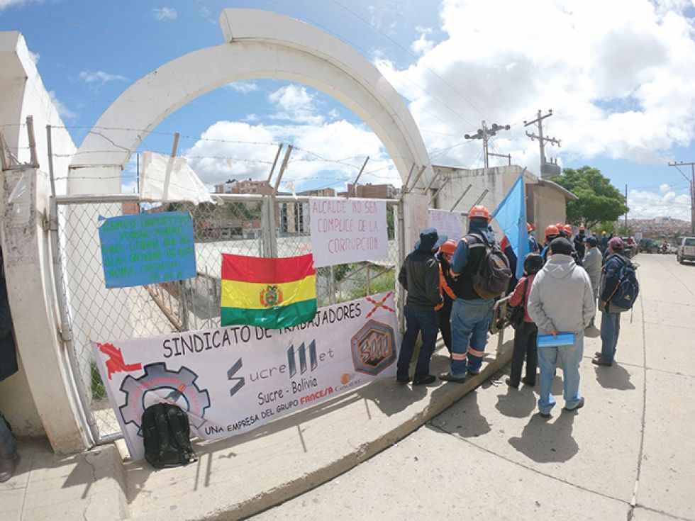 PROTESTA. Los trabajadores de Concretec, ayer, en las oficinas de la Alcaldía en Yurac Yurac.