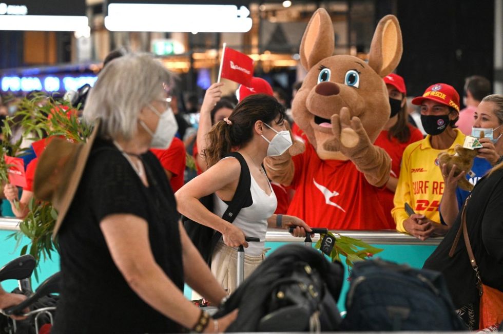 Una mascota da la bienvenida a unos pasajeros a su llegada al Aeropuerto Internacional de Sydney.