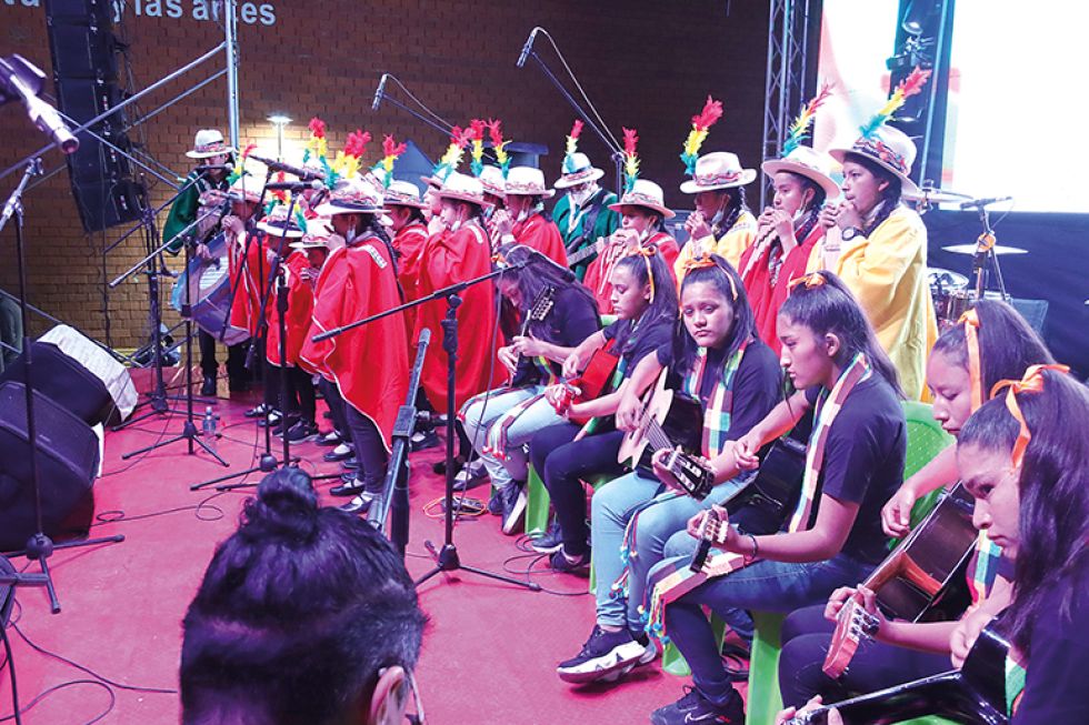 ARTISTAS. Los niños y jóvenes músicos del proyecto Q'epiri amenizaron la reapertura.