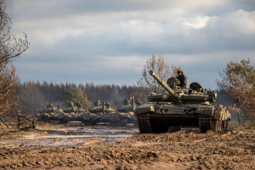 Una fila de tanques ucranianos recorre un lugar sin identificar en las proximidades de la frontera con Rusia.