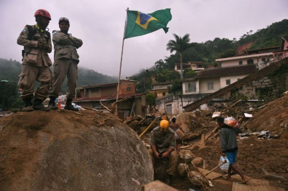 Grupos de rescate continúan encontrando cuerpos bajo los escombros en la ciudad de Petrópolis, afectada por un monumental deslave provocado por intensas lluvias.