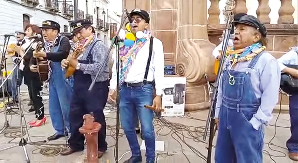 MÚSICA. La estudiantina “Los Artesanos” se presentó ayer en la calle Nicolás Ortiz.