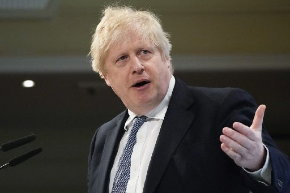 El primer ministro Boris Johnson enfrenta una ola de críticas por su decisión de suspender las restricciones contra el coronavirus.