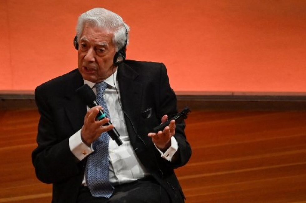 Mario Vargas Llosa habla francés con fluidez, tras vivir unos años en París, a principios de la década de los 1960.