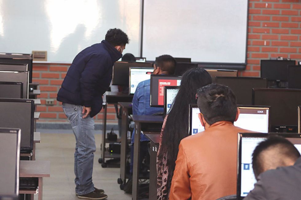 Evaluación. Así lucía el recinto habilitado en la Facultad de Ciencias Económicas y Empresariales, ayer.