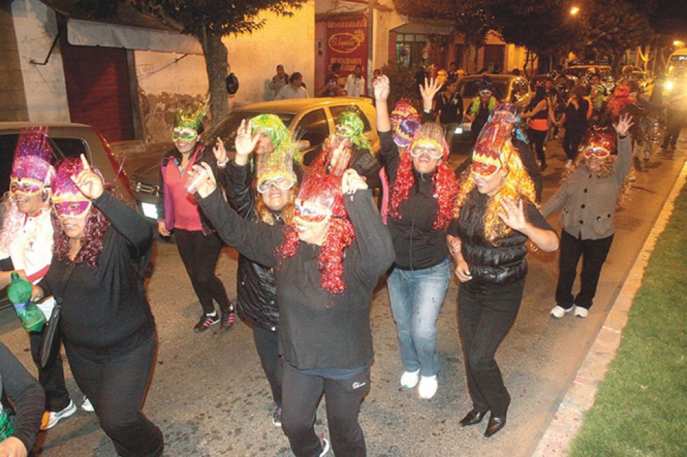 agasajo. Un grupo de mujeres celebran el Jueves de Comadres por las calles de Sucre en 2021.