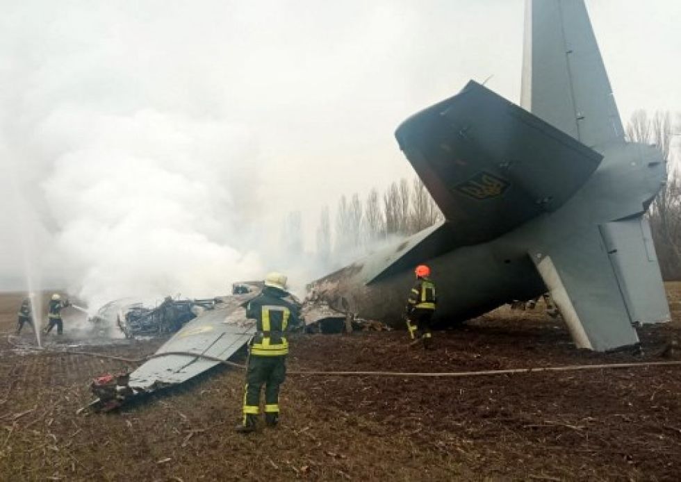 El personal de emergencias trabaja en el lugar del accidente de un avión militar ucraniano al sur de Kiev.