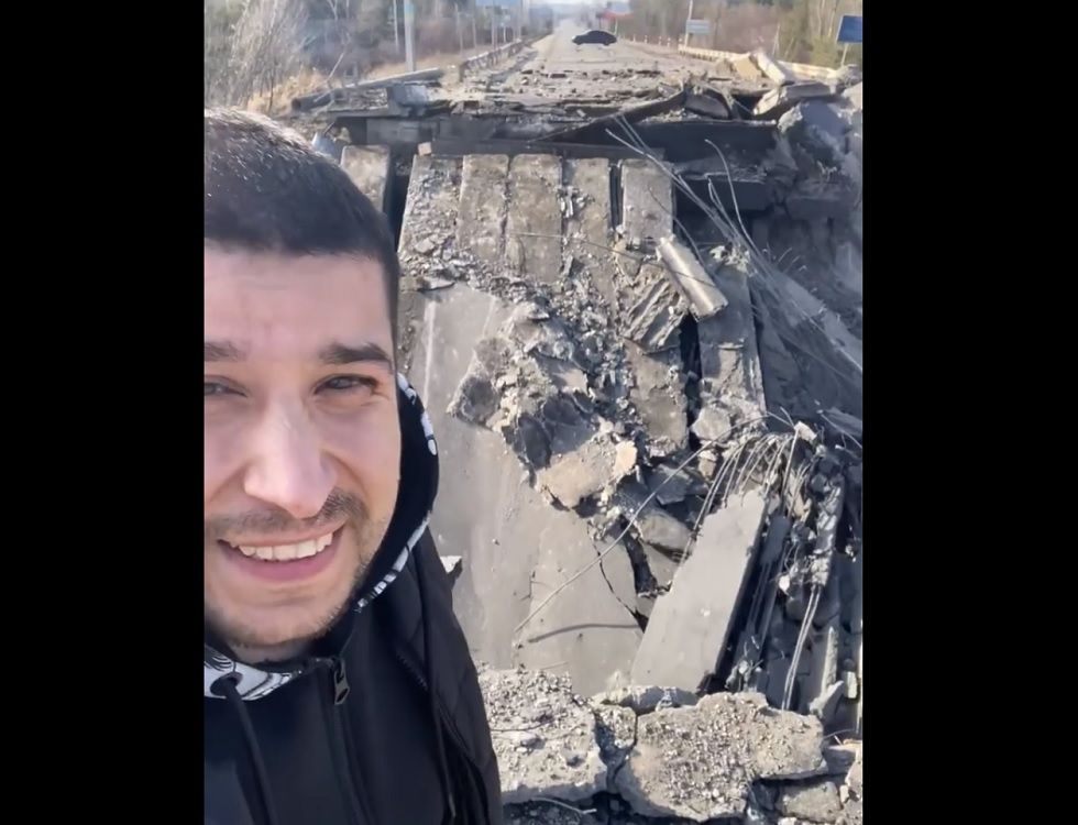 El ucraniano-boliviano Luis Alberto Flores Posternak muestra cómo quedó un puente en Kiev.