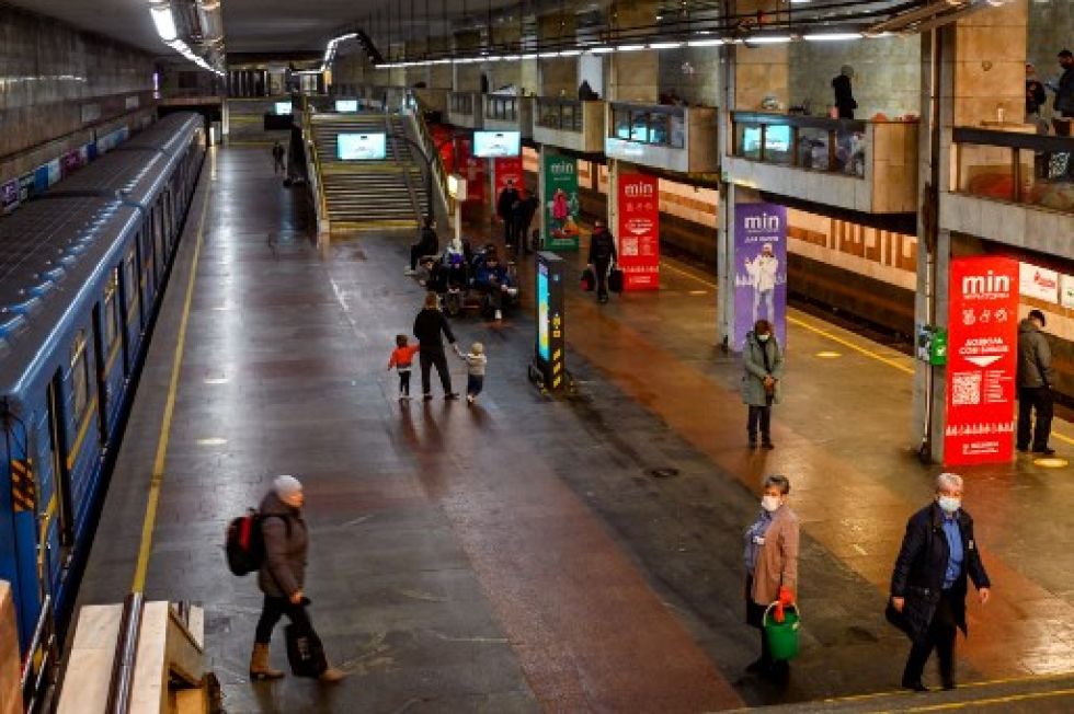 Imagen referencial. Civiles se refugian en una estación de metro en Kiev este miércoles.