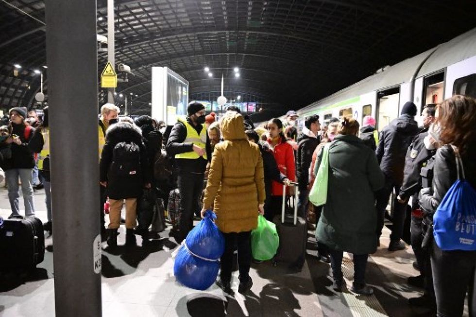 La gente llega en un tren desde la frontera de Ucrania a la estación principal de trenes de Berlín el 2 de marzo de 2022.