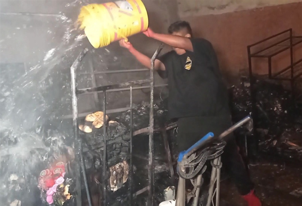 Los comerciantes intentaron apagar el fuego con baldes. 