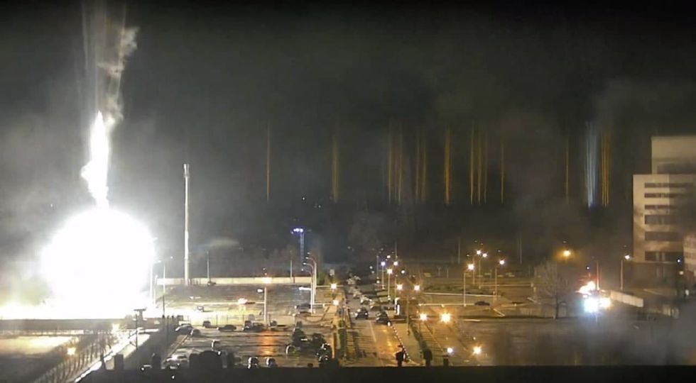 Esta imagen muestra a la planta nuclear de Zaporizhzhya en llamas. 