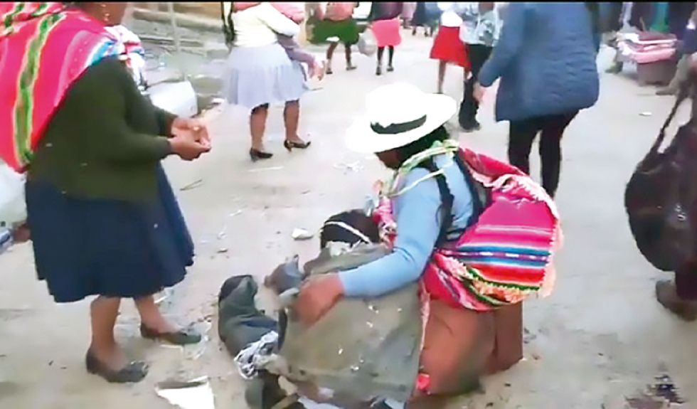 TRAGEDIA. Una de las personas heridas por el atropello de un vehículo el domingo.