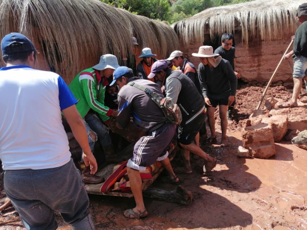 El rescate de los cuerpos de las víctimas en la comunidad de Torrecillas. 
