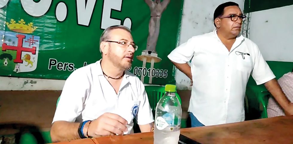 ORGANIZACIÓN. El presidente cívico, Rómulo Calvo en la reunión con la Fejuve en Santa Cruz..