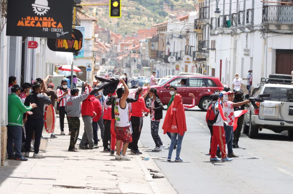 Los hinchas de Independiente, en las afueras de la Asamblea Legislativa Departamental.