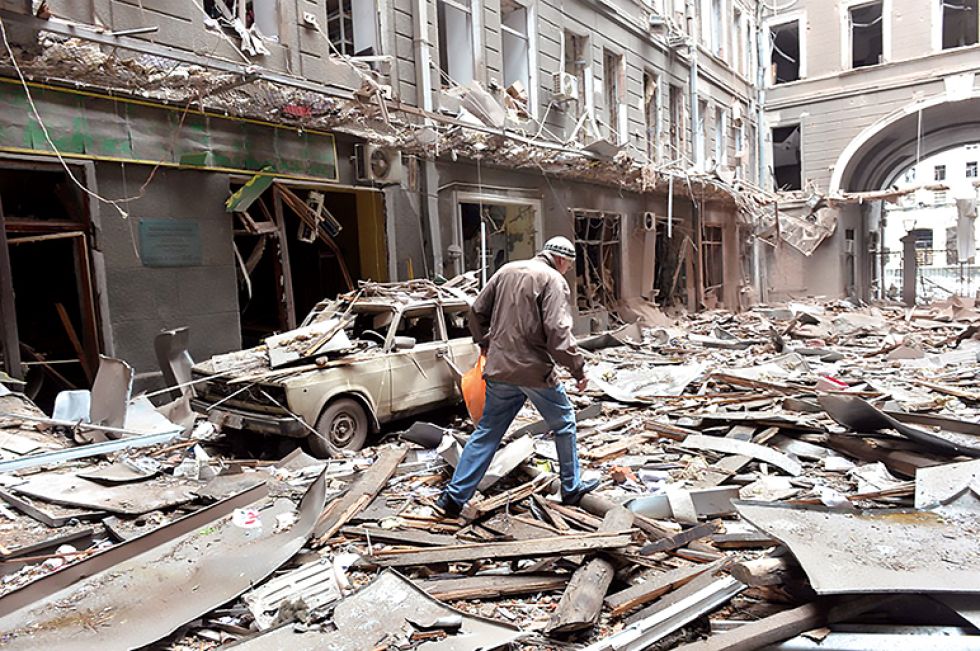 DESTRUCCIÓN. Un hombre camina sobre escombros en la ciudad ucraniana de Kharkiv, luego de bombardeos de la aviación rusa.