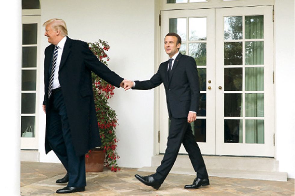 PODER. Foto del presidente francés, Emmanuel Macron, durante una entrevista con el expresidente de EEUU, Donald Trump, en la Casa Blanca.