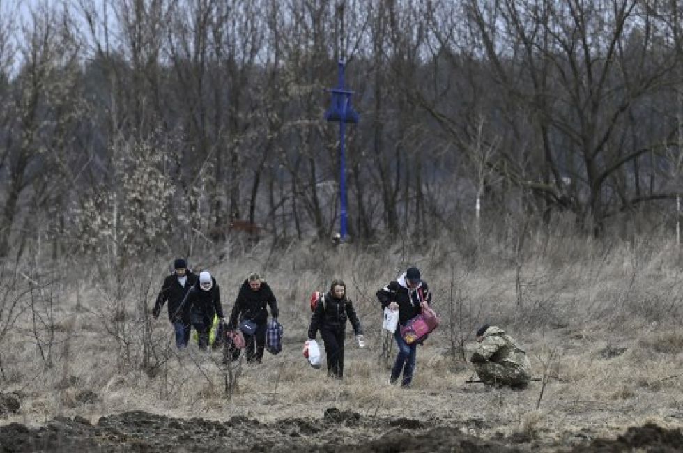 Un grupo de personas huye de la ciudad de Irpin, al oeste de Kiev, el 7 de marzo de 2022.