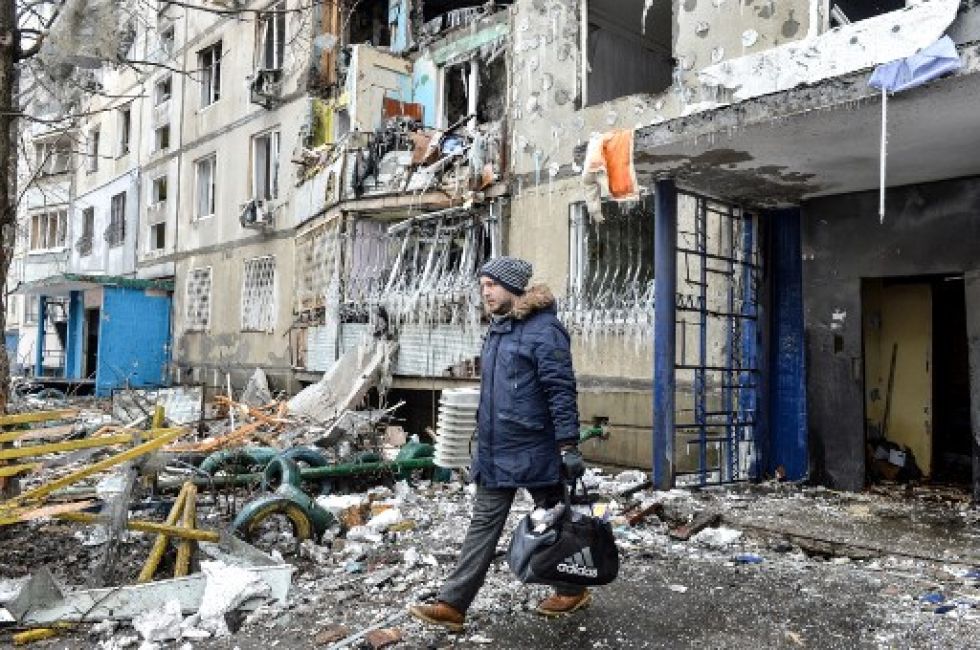 Un hombre camina por una calle llena de escombros en la ciudad ucraniana de Kharkiv, luego de un intenso bombardeo ruso.