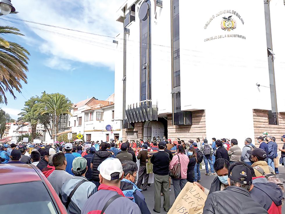 RECLAMO. La marcha de los trabajadores de la Central Obrera Departamental en Sucre recorrió por los tribunales judiciales y el Consejo de la Magistratura.