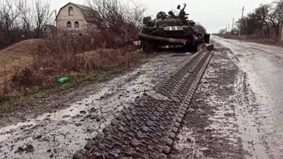 Un tanque del ejército ucraniano destruido en el asentamiento de Gnutovo en las afueras de Mariupol.