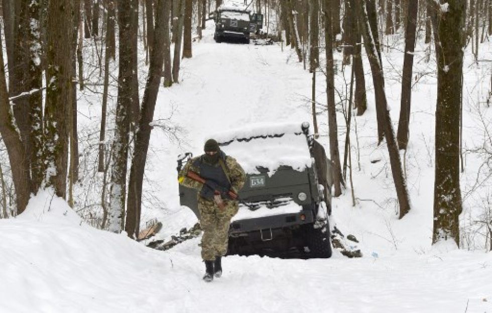 Soldados ucranianos se desplazan en medio de la nieve para tomar sus posiciones ante el avance de las tropas rusas.