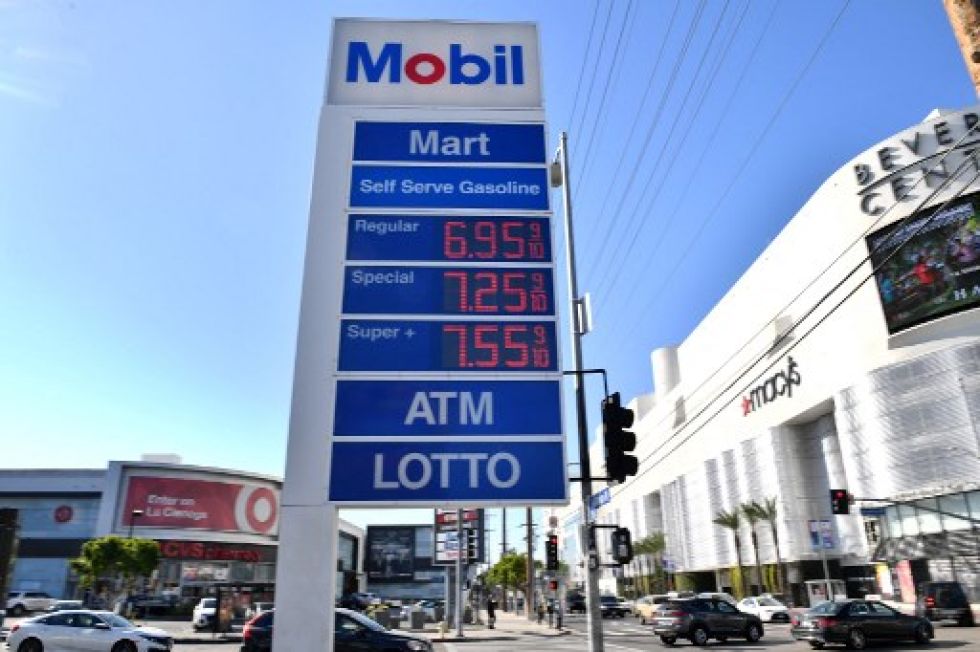 Una de las primeras consecuencias del anuncio es el alza del precio internacional de petróleo en los mercados europeo y estadounidense.